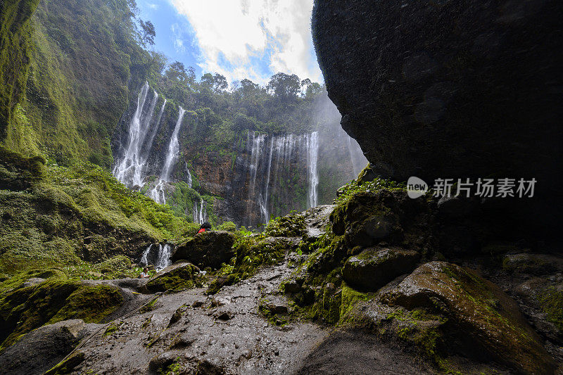 在印度尼西亚爪哇岛的Tumpak Sewu瀑布峡谷内